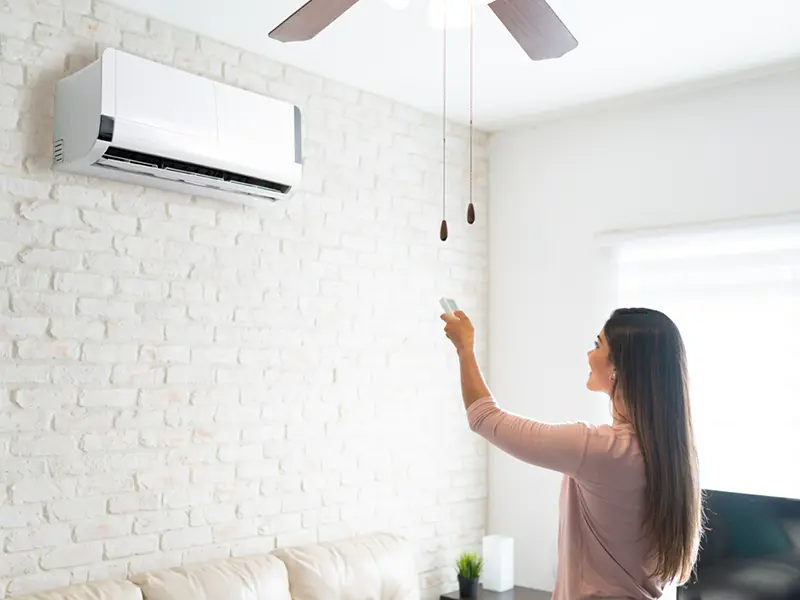 Une jeune femme utilise une climatisation